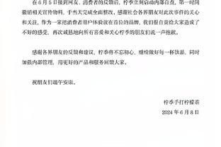 ️亲吻俱乐部队徽！18岁新援前锋罗克首次正式身披巴萨球衣